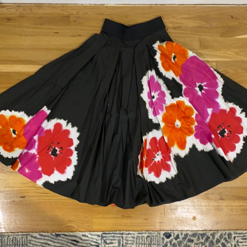DonnaKaren.Like new. Full skirt.